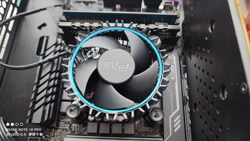 Intel Core i5-12400F CPUとCPU空冷ファン Intel Core i5-12400F CPUとCPU空冷ファン