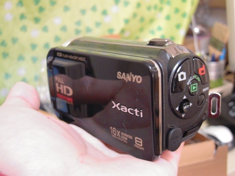 サンヨー　Xacti ビデオカメラ　ザクティ Xacti（ザクティ） DMX-FH11 レビュー、SANYOの手のひらサイズ