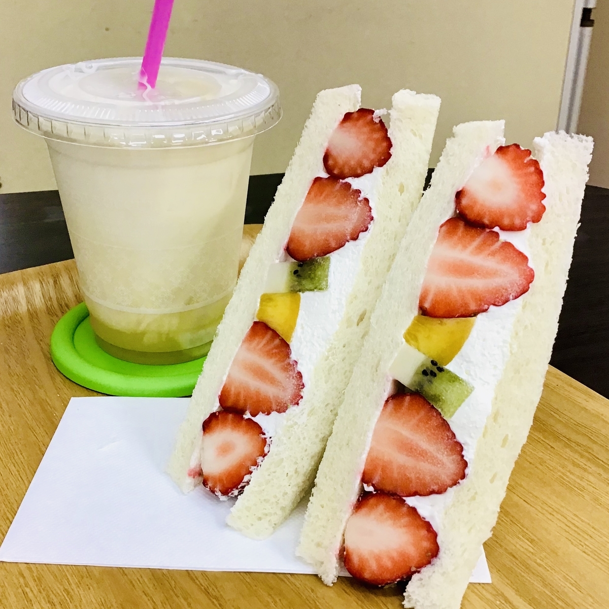 八食センター カフェ23 八戸イチゴのフルーツサンド 都会で12年働いてウつになったので 青森を遊び倒ス事にした
