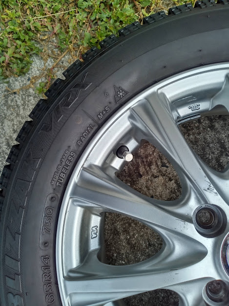 後部タイヤが、パンクしています。 車のタイヤがパンクかも？見分け方やその後の対処法を分かり