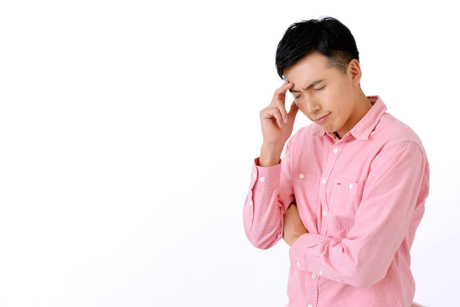 困る男性社員の写真