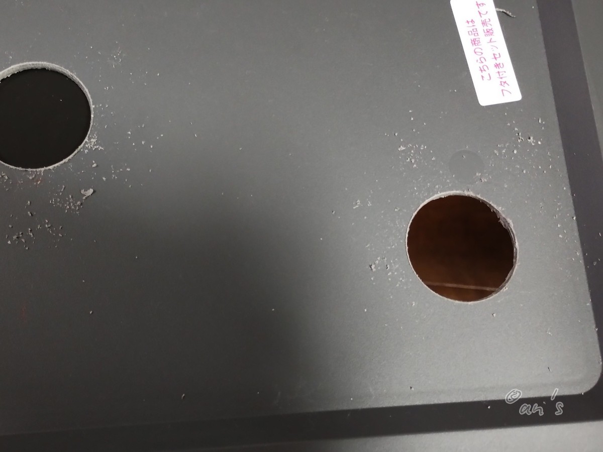 DAISOのボックスを工具で穴あけした様子