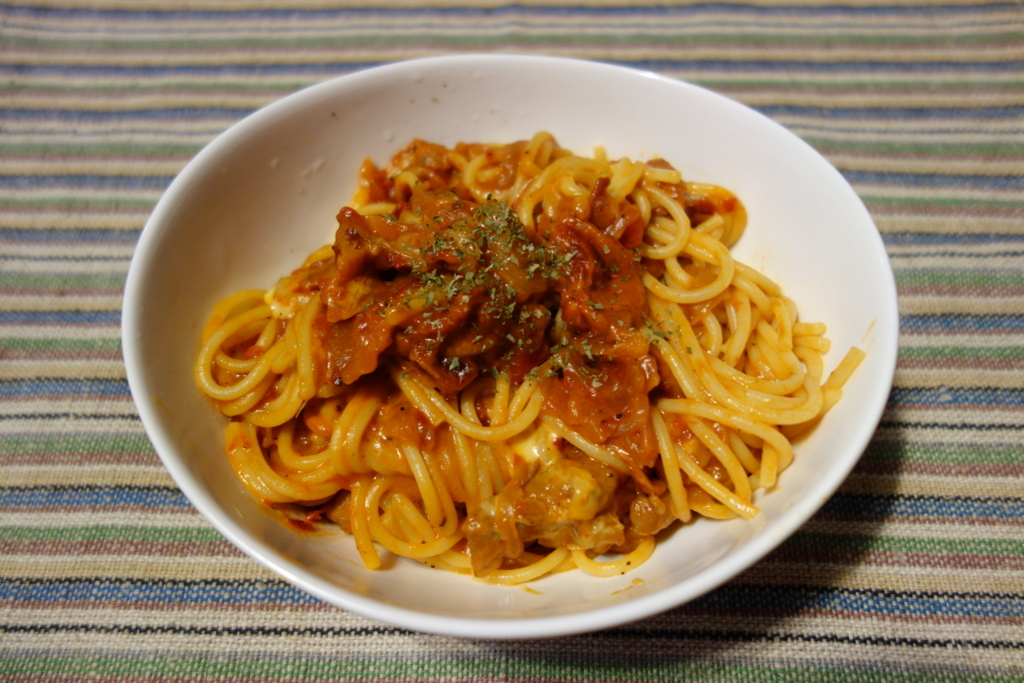 チキンのトマト煮リメイク パスタ 歩きやすい靴とアルミのスプーン