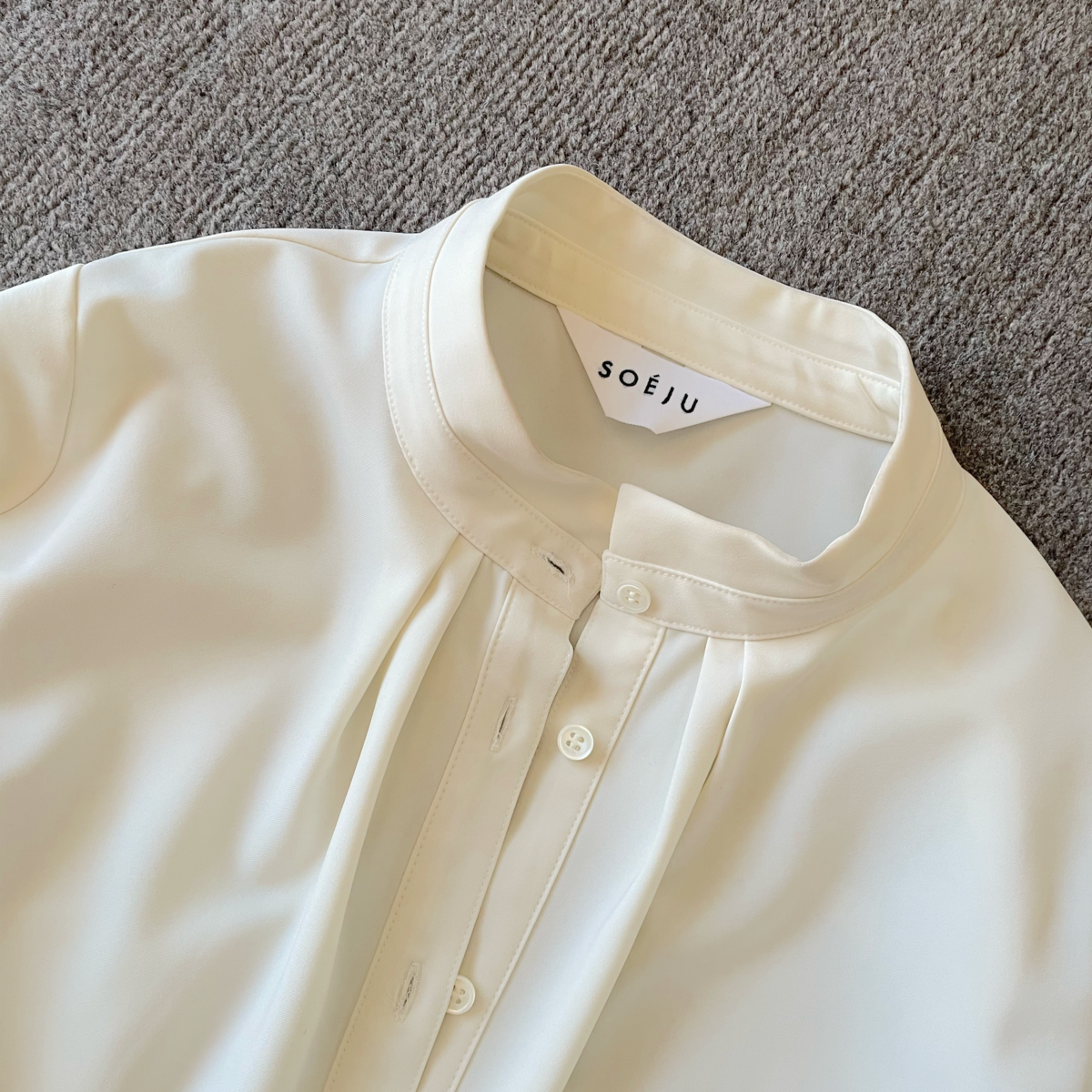 soeju ソージュ　スタンドカラータックブラウス スタンドカラータックブラウス - SOÉJU online store｜上質な大人の