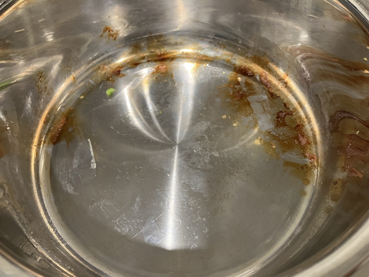 強火力のコンロで4分加熱し、少し水分が飛びすぎて茶色くなったジオ・プロダクト片手鍋の底。