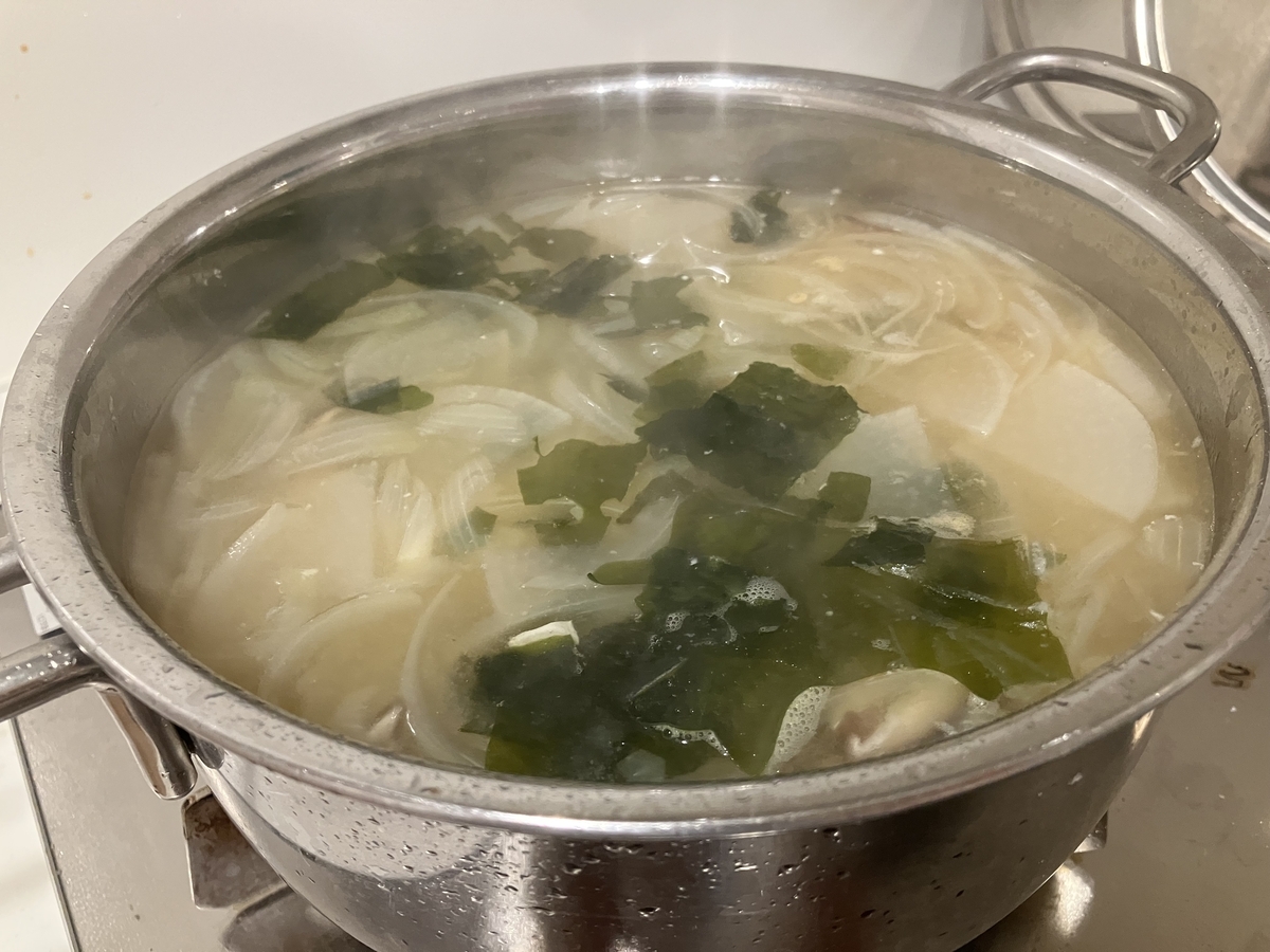 4人家族の3食分をまとめて作った、ジオ・プロダクト片手鍋20cmいっぱいの味噌汁。