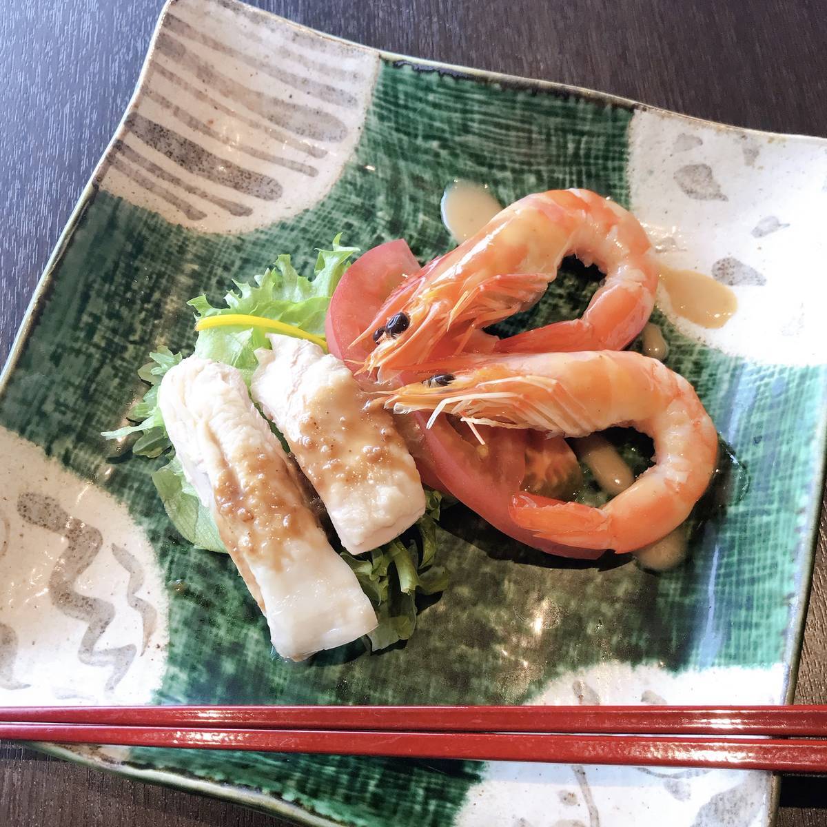 お茶ももちろんおかわり可。前菜はエビと蒸し鶏。春巻き、五目の餅包み揚げ。 f:id:yuruyurutrip:20191111195457j:plain