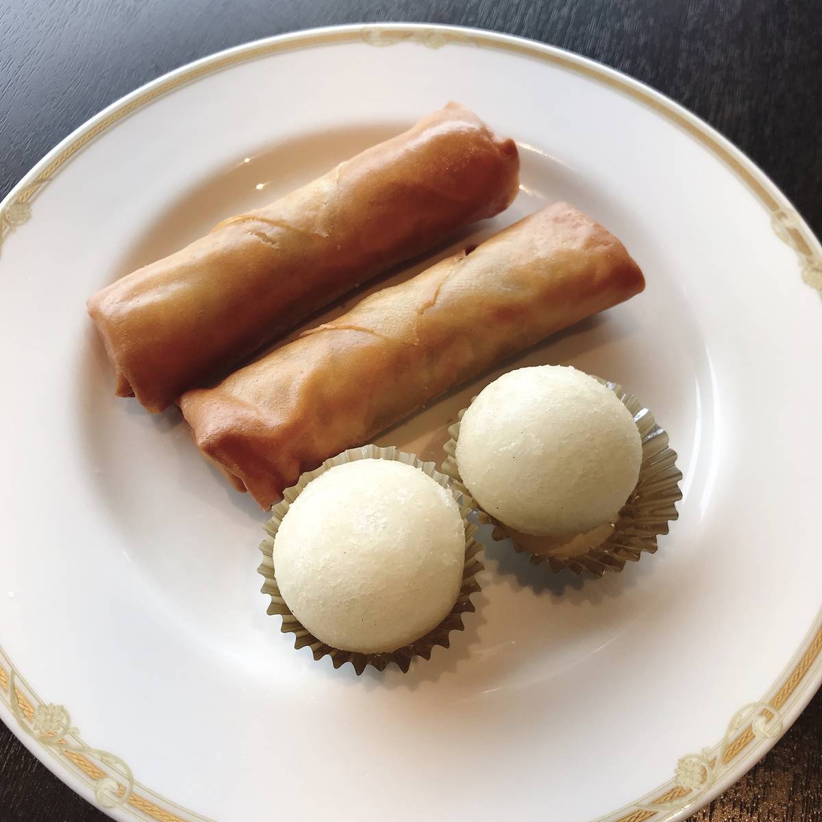 お茶ももちろんおかわり可。前菜はエビと蒸し鶏。春巻き、五目の餅包み揚げ。 f:id:yuruyurutrip:20191111195513j:plain