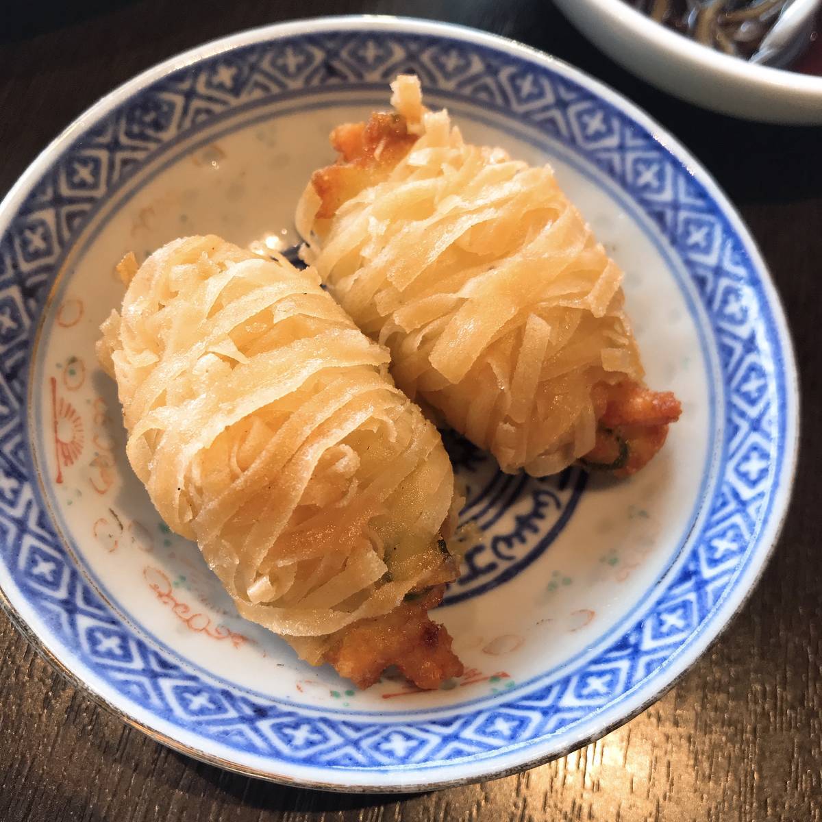 「人気のお薦め飲茶」と気になったものをチョイス。ドラゴンロール(パリパリで美味)、小籠包、蒸餃子など f:id:yuruyurutrip:20191111195627j:plain