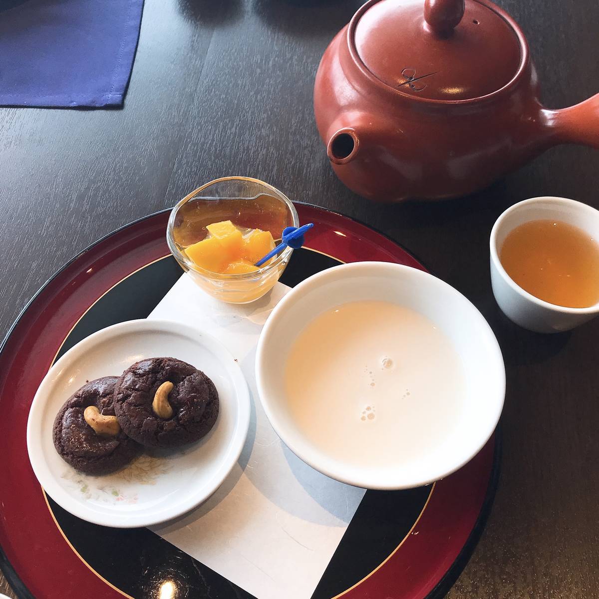 桃まんじゅう、安納芋のココナッツ団子、中華クッキー、アップルマンゴー、マンゴープリン。マンゴーが甘くておいしい。 f:id:yuruyurutrip:20200116002536j:plain