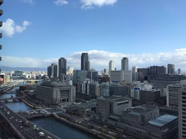 ビルと走る車と川と。 f:id:yuruyurutrip:20200327113834j:plain