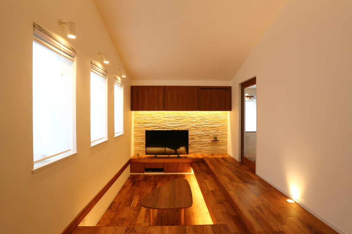 リビングのアクセントウォールの間接照明