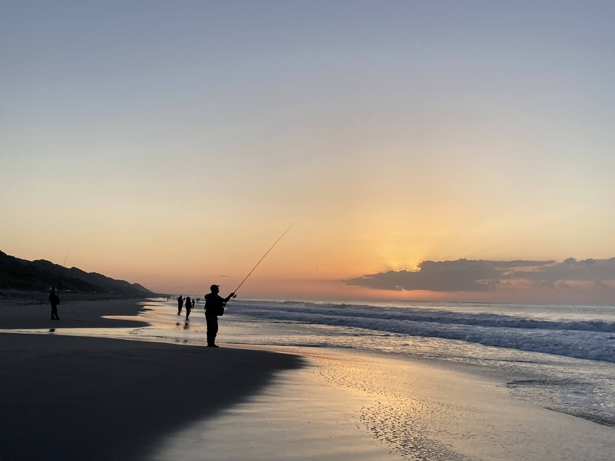 日の出直前の海岸の写真
