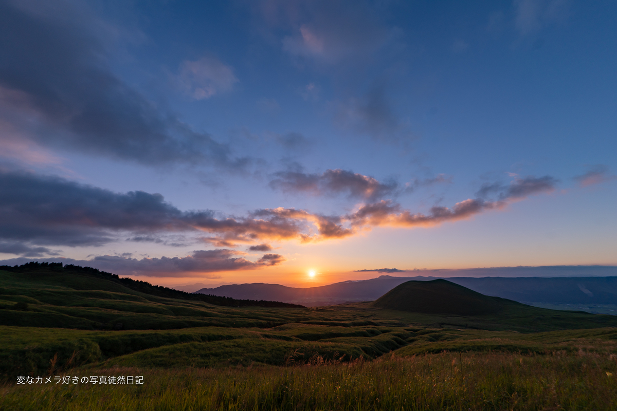 阿蘇山の夕暮れ春 阿蘇山の夕暮れ春 阿蘇くじゅう 夕暮れ道中｜shinya photo
