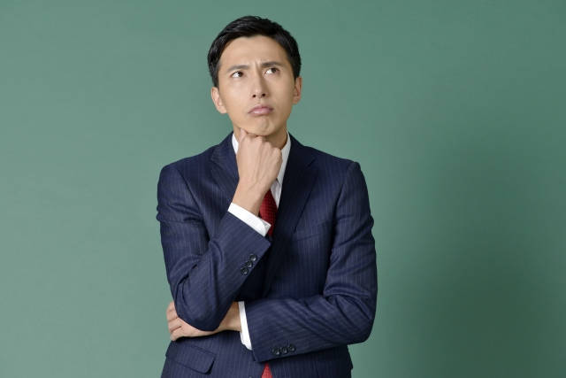 考える男
