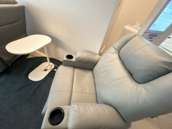 ソファーに座りながらお化粧直しができます