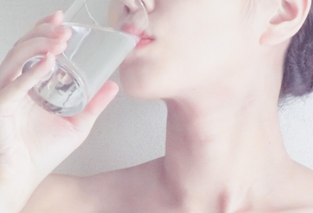 飲み物を飲んでいる女性