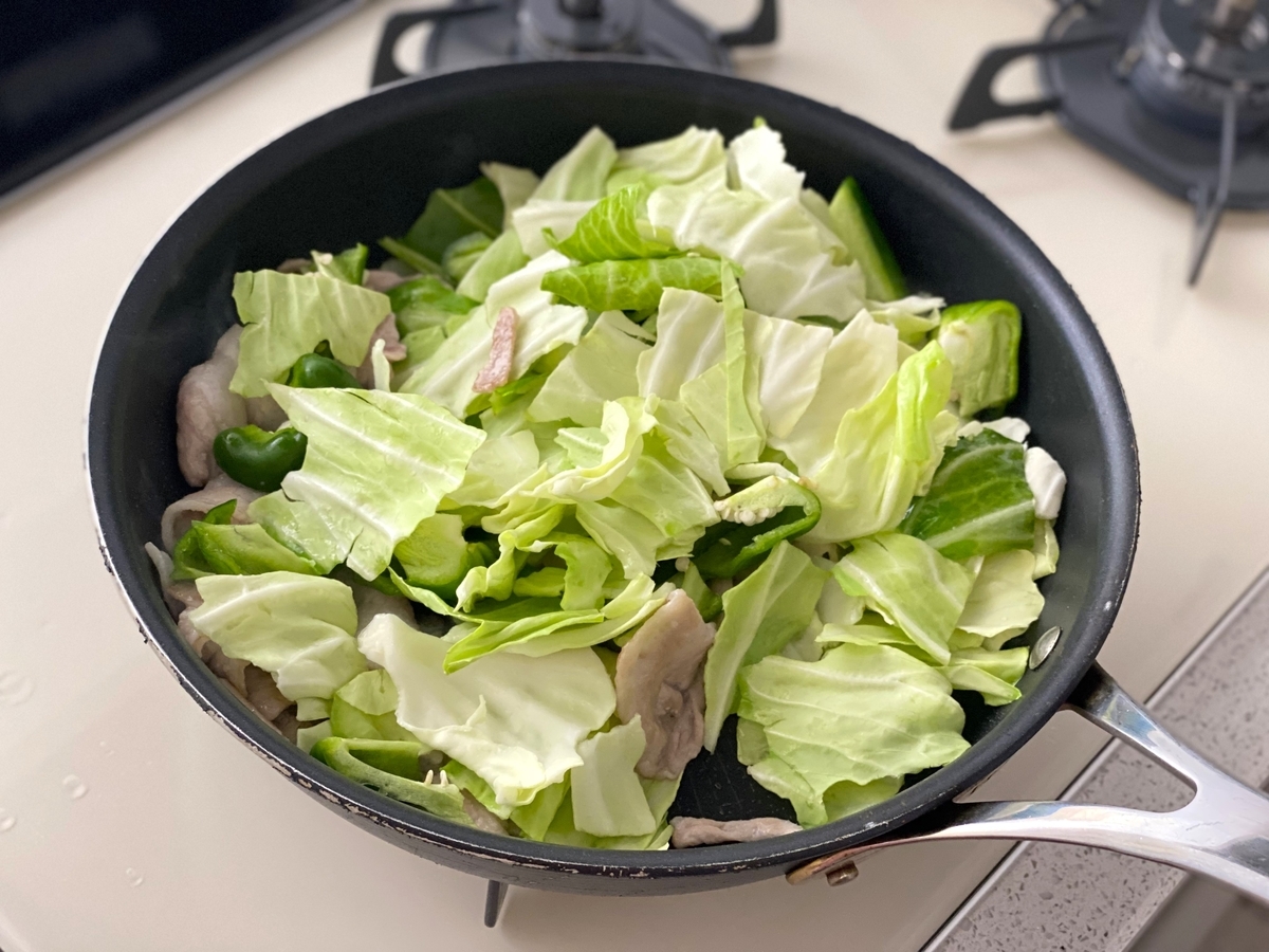 食欲復活レシピ 暑い日は豚バラ野菜炒めにレモン汁を入れてみてほしい ｙｕｕ メシ通 ホットペッパーグルメ