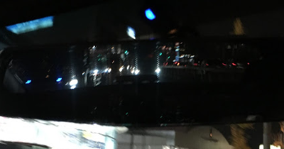 バックミラー越しの後続車ライト