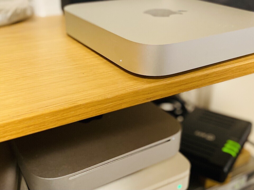 新しいMac Mini (上)と古いMac Mini (下)