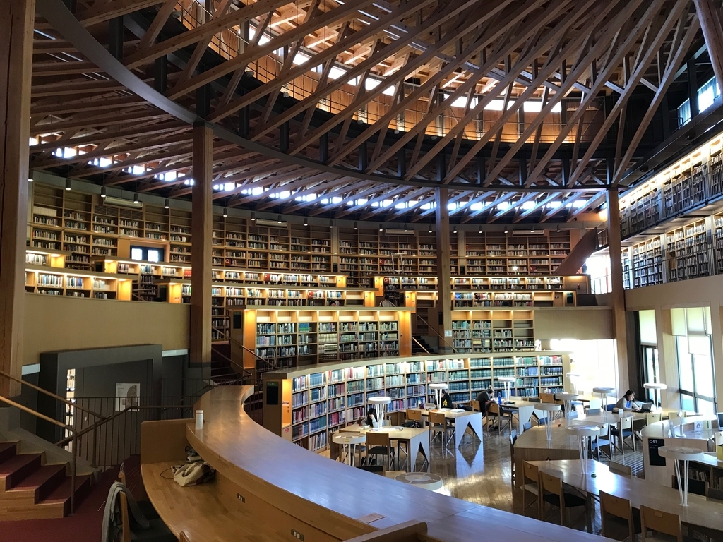 秋田に東大並みの偏差値の大学があった 図書館は世界クラスの美しさ Yuta Log 秋田に東大並みの偏差値の大学があった 図書館は世界クラスの美しさ Yuta Log