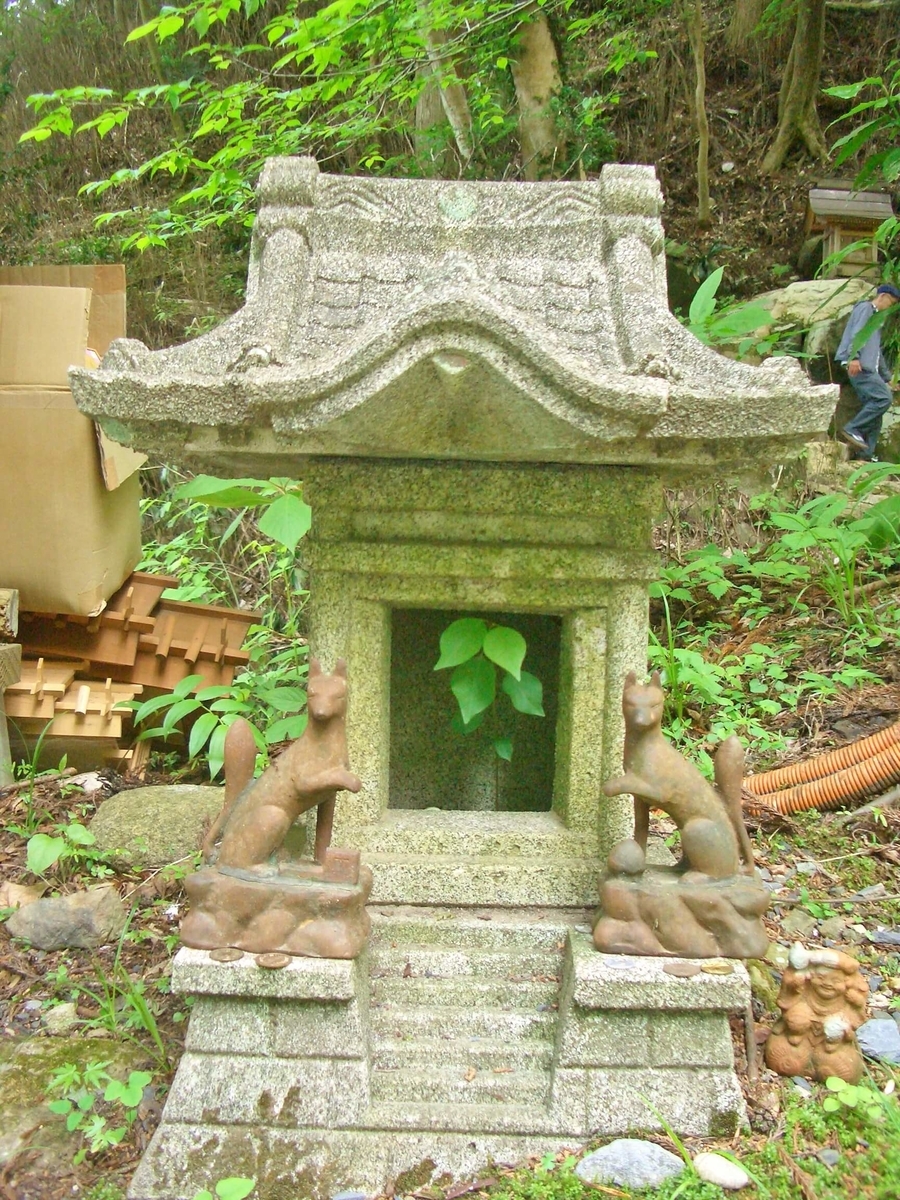 御岩神社の小さなお社