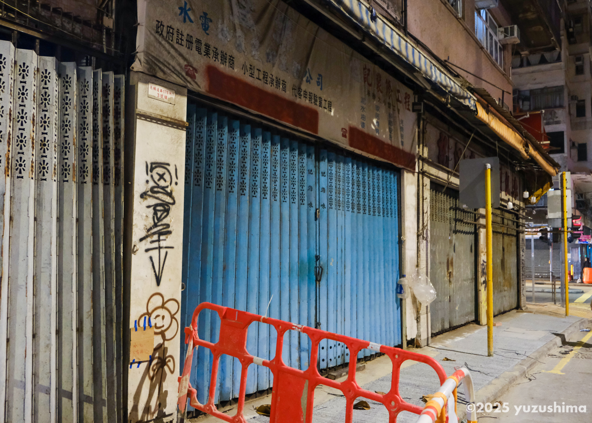 閉まっている店舗のシャッターと道