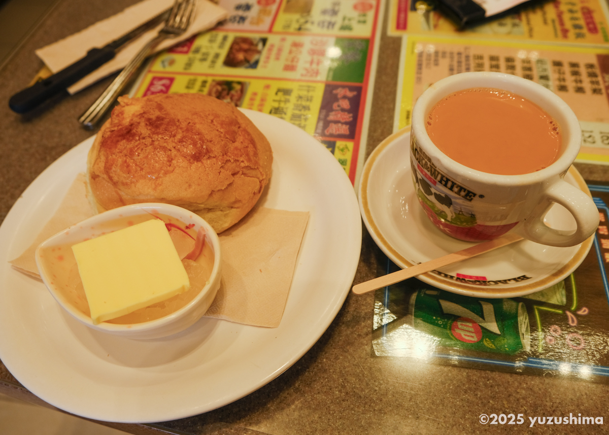 茶餐庁の香港式ミルクティーとパイナップルパン