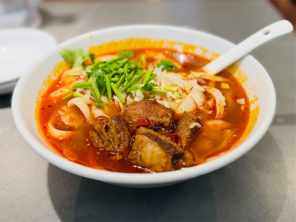 横浜中華街で刀削麺ランチ｜杜記の麻辣牛肉刀削麺 - こっちで暮らして