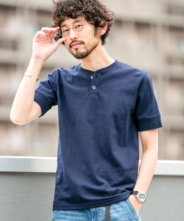 カットソーで使われるネックの種類を紹介 カットソーの印象はネックで決まる 洋服の選び方 色々な洋服を比較します