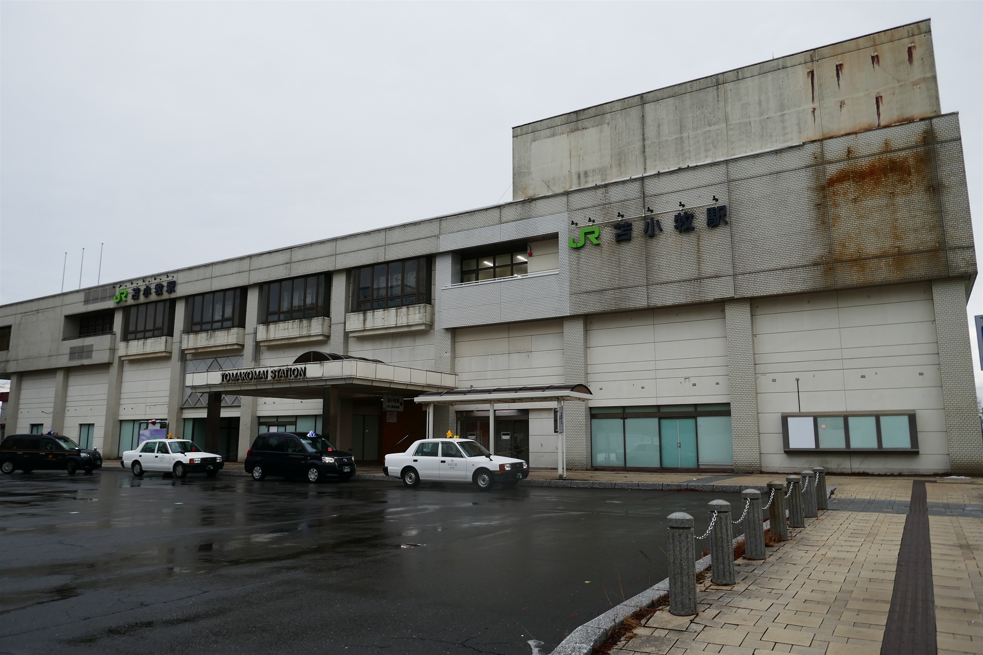 苫小牧駅駅舎 南口から見る