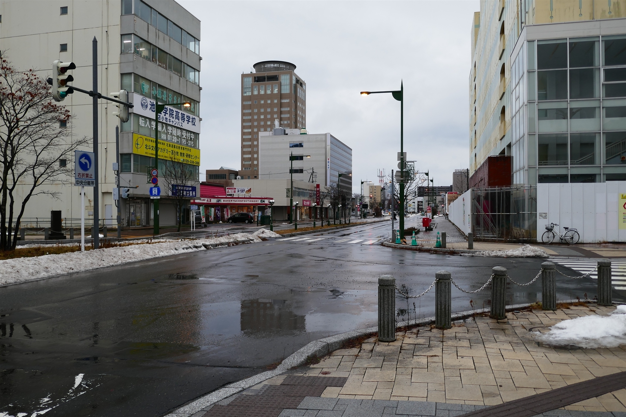 苫小牧駅南口前から、三星 駅前店を眺める。