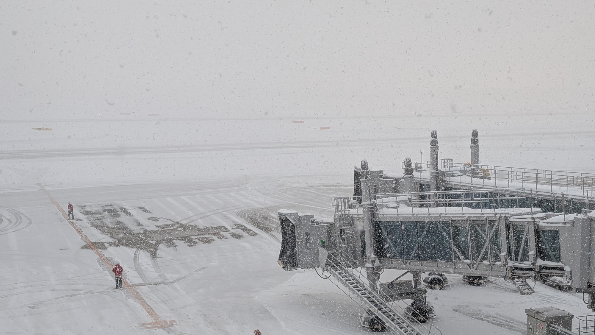 新千歳空港の駐機場。飛行機はまだ駐機していない。大雪で視界が悪い