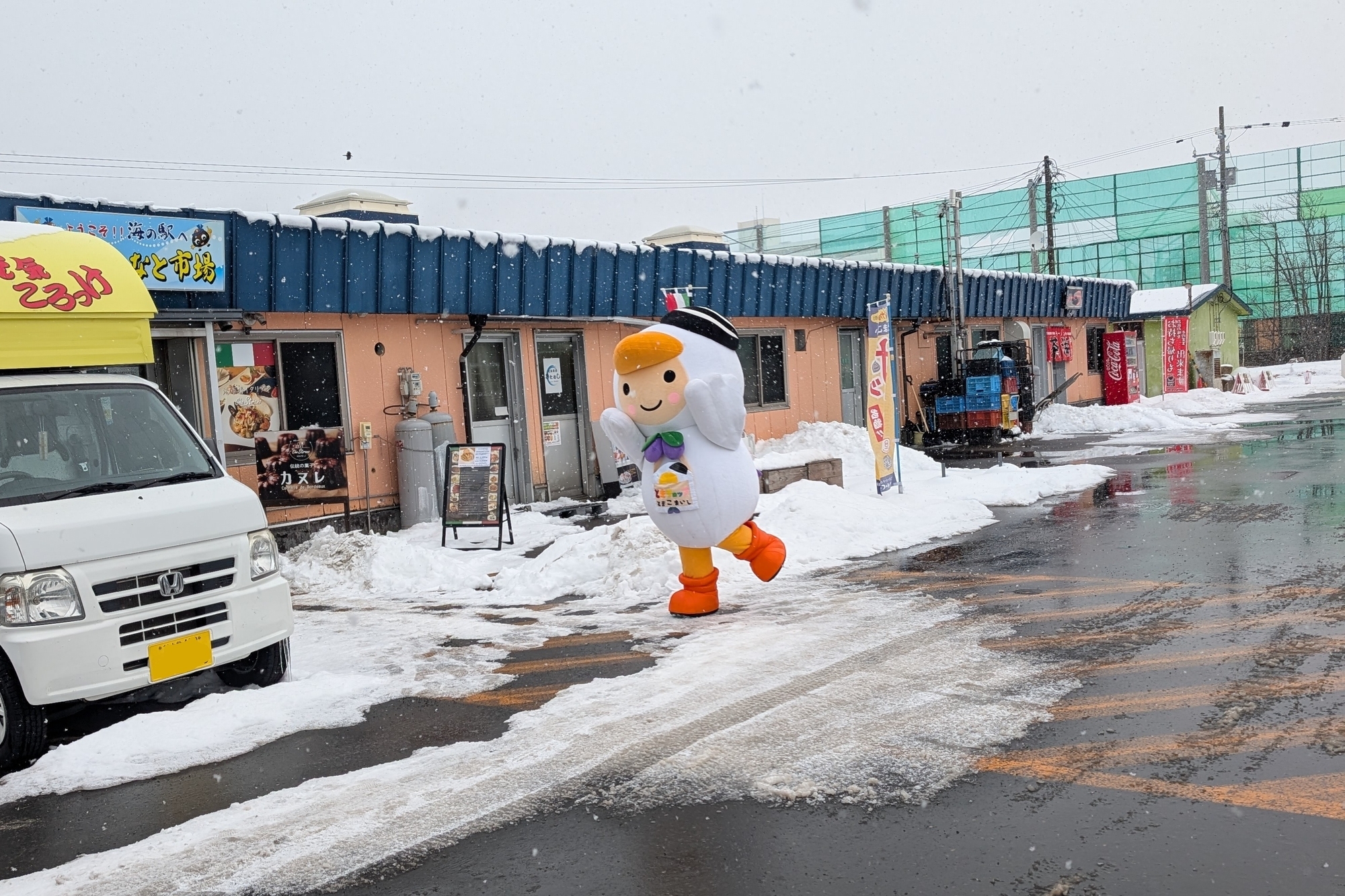 ぷらっとみなと市場の建物前で、ポーズを取るとまチョップ