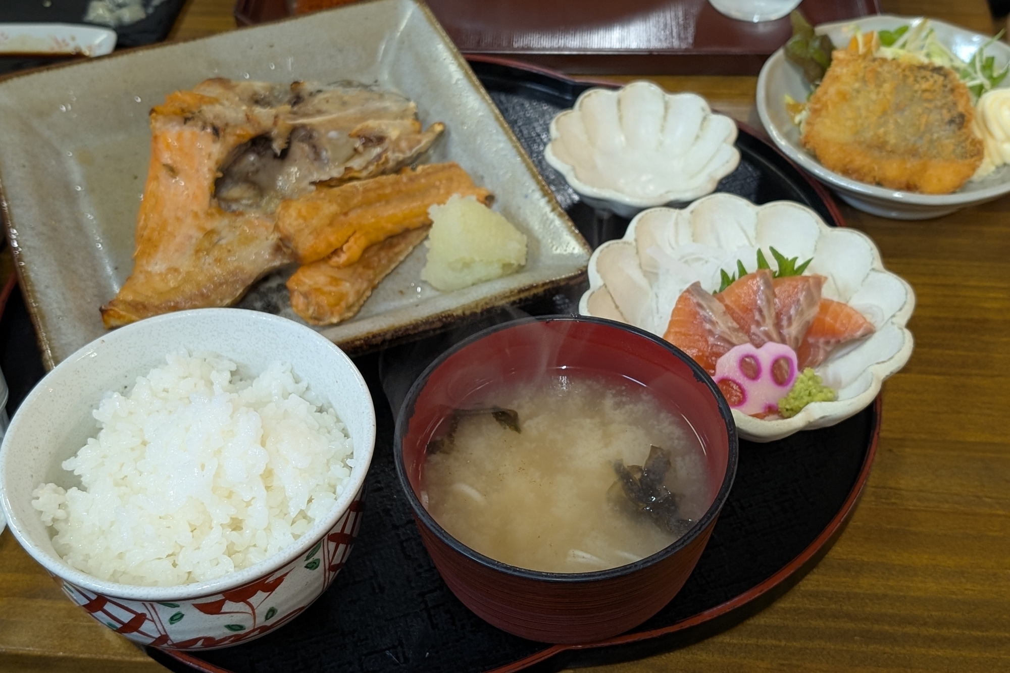 ご飯、味噌汁、サーモンのカマ焼き、サーモンフライ、サーモン刺身の定食