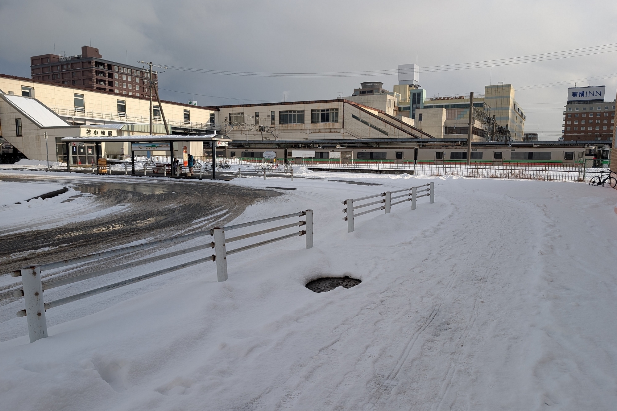 苫小牧駅北口前の、歩道が積雪で白くなっている様子。