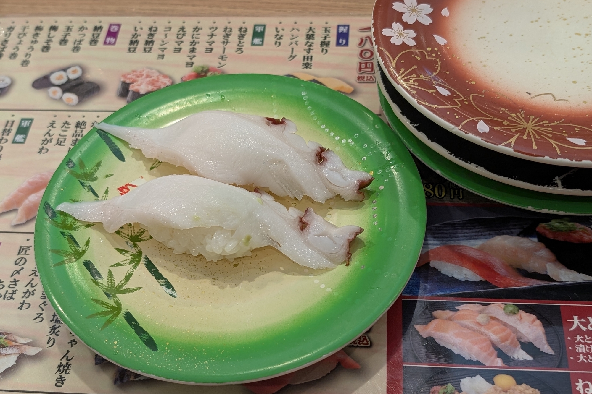 タコの握り寿司が一皿に2貫盛り付けられている