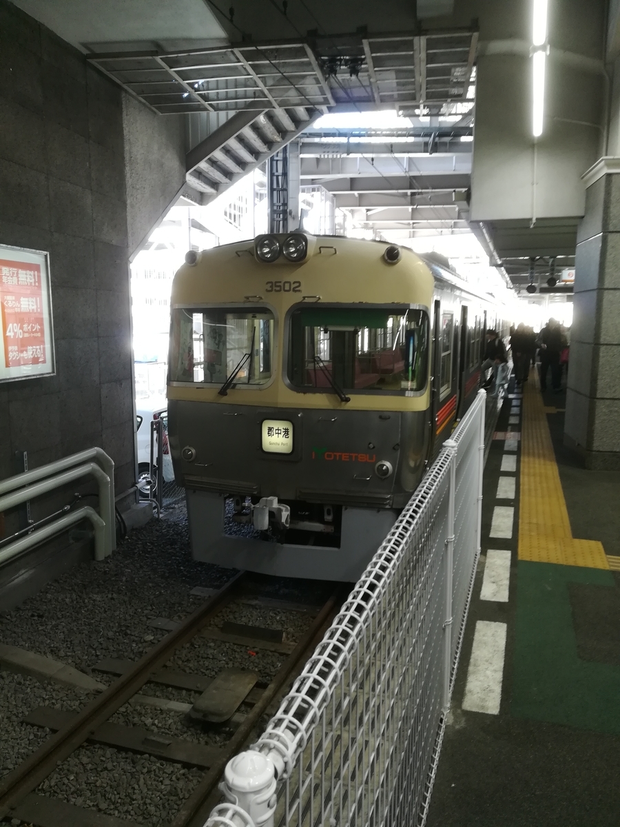 松山市駅に到着した、旧塗装の車両 松山市駅に到着した、旧塗装の車両