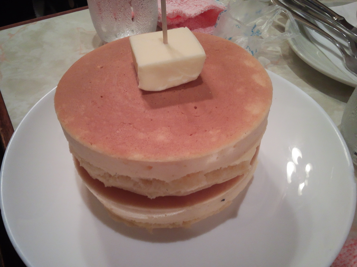 ホットケーキ。ニット名物。でかいよ！　お腹いっぱいなるよ！