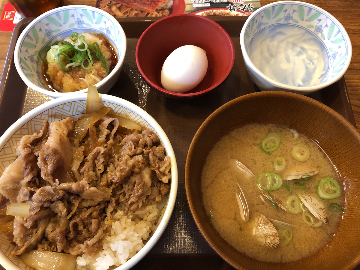 おろしポン酢牛丼。あさりのお味噌汁。たまご。漬物。黄金。かっこいい。