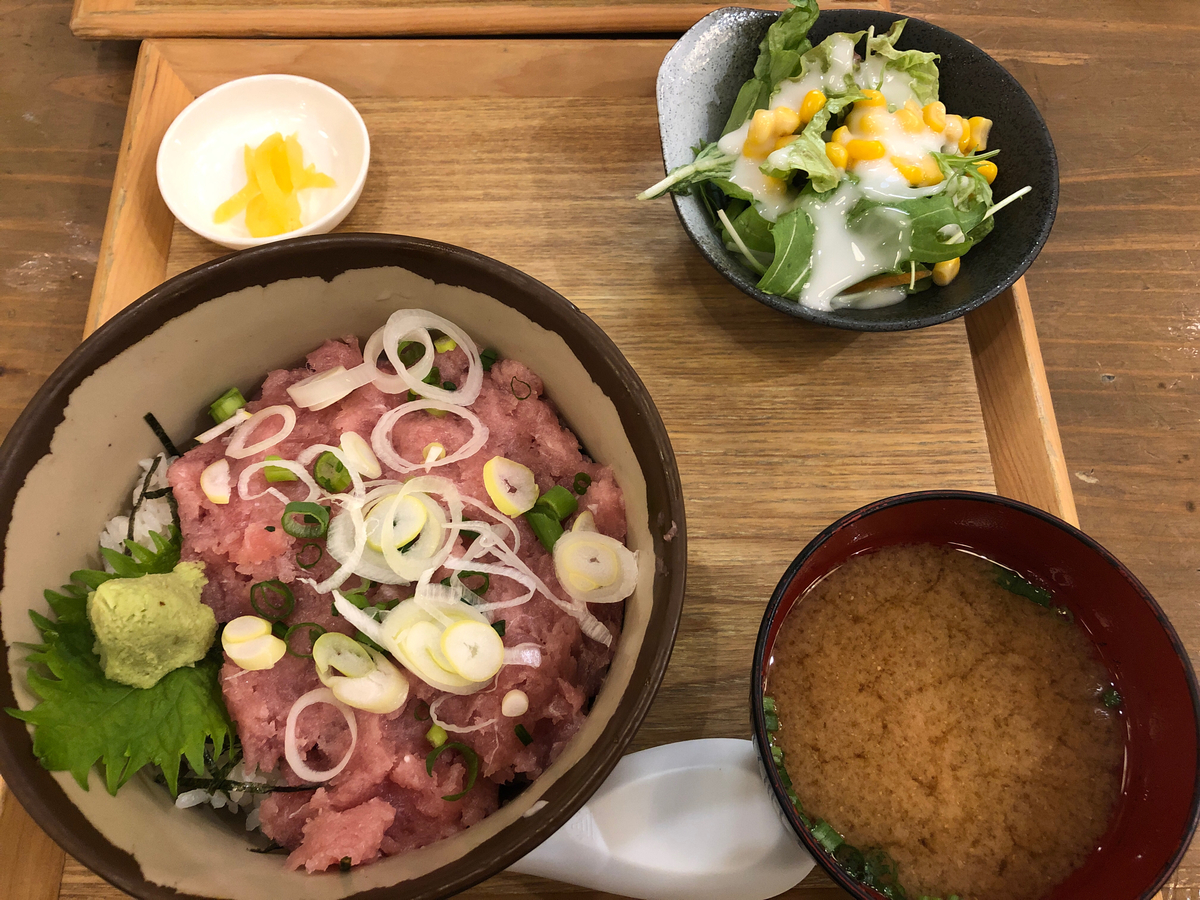 今度はまぐろたたき？　ネギトロ？　丼。秋葉原。アキバ。秋葉原。アキバ。ヨドバシカメラ、の上。