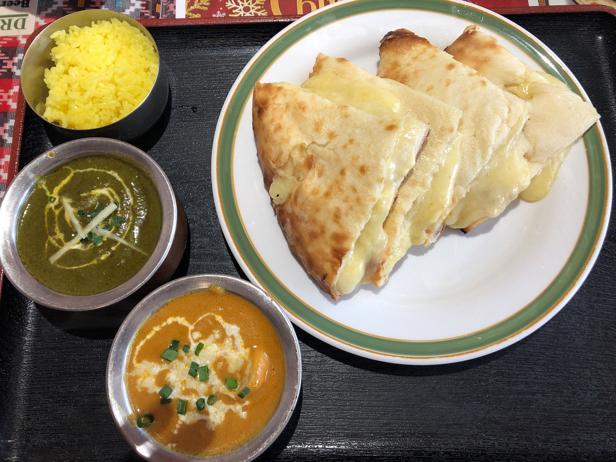 多磨霊園。府中。東京。インドカレー。インドカレー屋さん。インドネパールキッチン。インドネパール。チーズナン。大体こんな要素たち。多磨霊園、っていいよね。2種類カレーセット。ライス。チーズナン。ほうれん草チキン。野菜。サラダ。スープも。