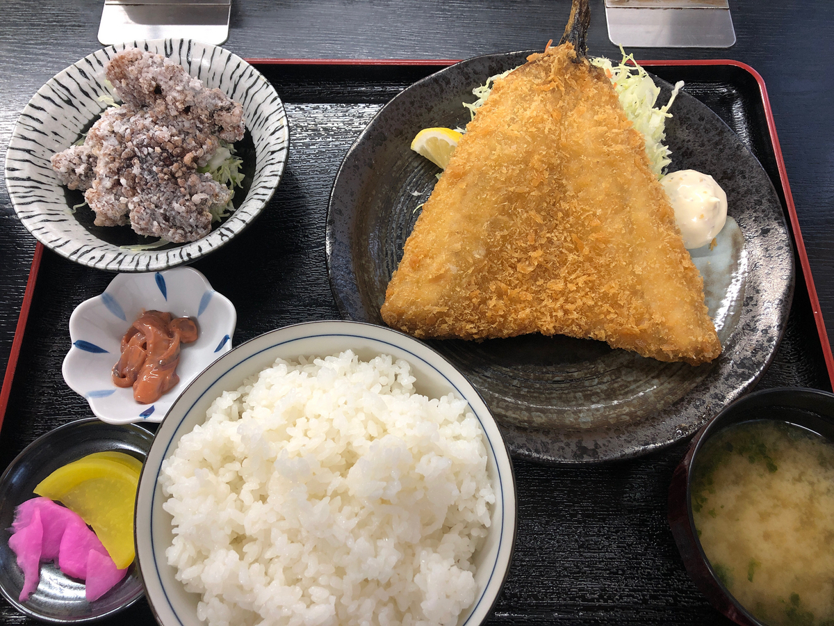 千葉。南房総。道の駅。千倉。ちくら。潮風王国。せん政水産。ハクダイ食品。クジラ。グルメ。食事。アジフライ。アジ。鯵。てっぱつ。てっぱつアジフライ。バカデカい。メニュー。おすすめ。おすすめ定食。定食。定食メニュー。鯵と鯨。B定食。くじらの竜田揚げ。