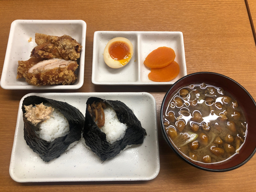 五反田。戸越。戸越銀座。商店街。戸越銀座商店街。おにぎり専門店。戸越屋。唐揚げ。から揚げ。煮卵。みそ汁。なめこ。漬物。小むすび。小むすび2つセット。ツナマヨ塩昆布。あさり。