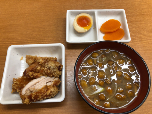 五反田。戸越。戸越銀座。商店街。戸越銀座商店街。おにぎり専門店。戸越屋。唐揚げ。から揚げ。煮卵。みそ汁。なめこ。漬物。
