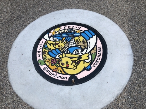 マンホール。蓋。デザイン。イラスト。絵。カラー。横浜。ポケモン。ポケットモンスター。ピカチュウ。ペリッパー。