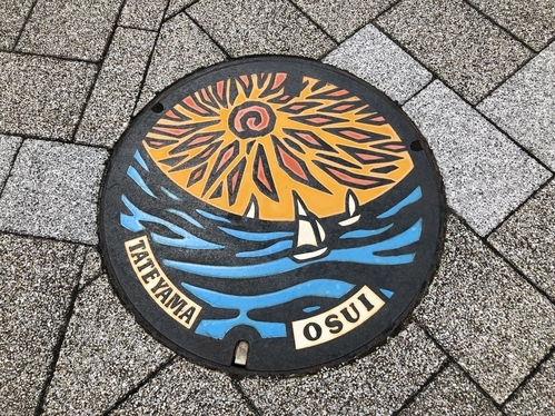 マンホール。蓋。デザイン。イラスト。絵。カラー。千葉。館山市。館山駅。館山湾。自然。ヨット。夕日。