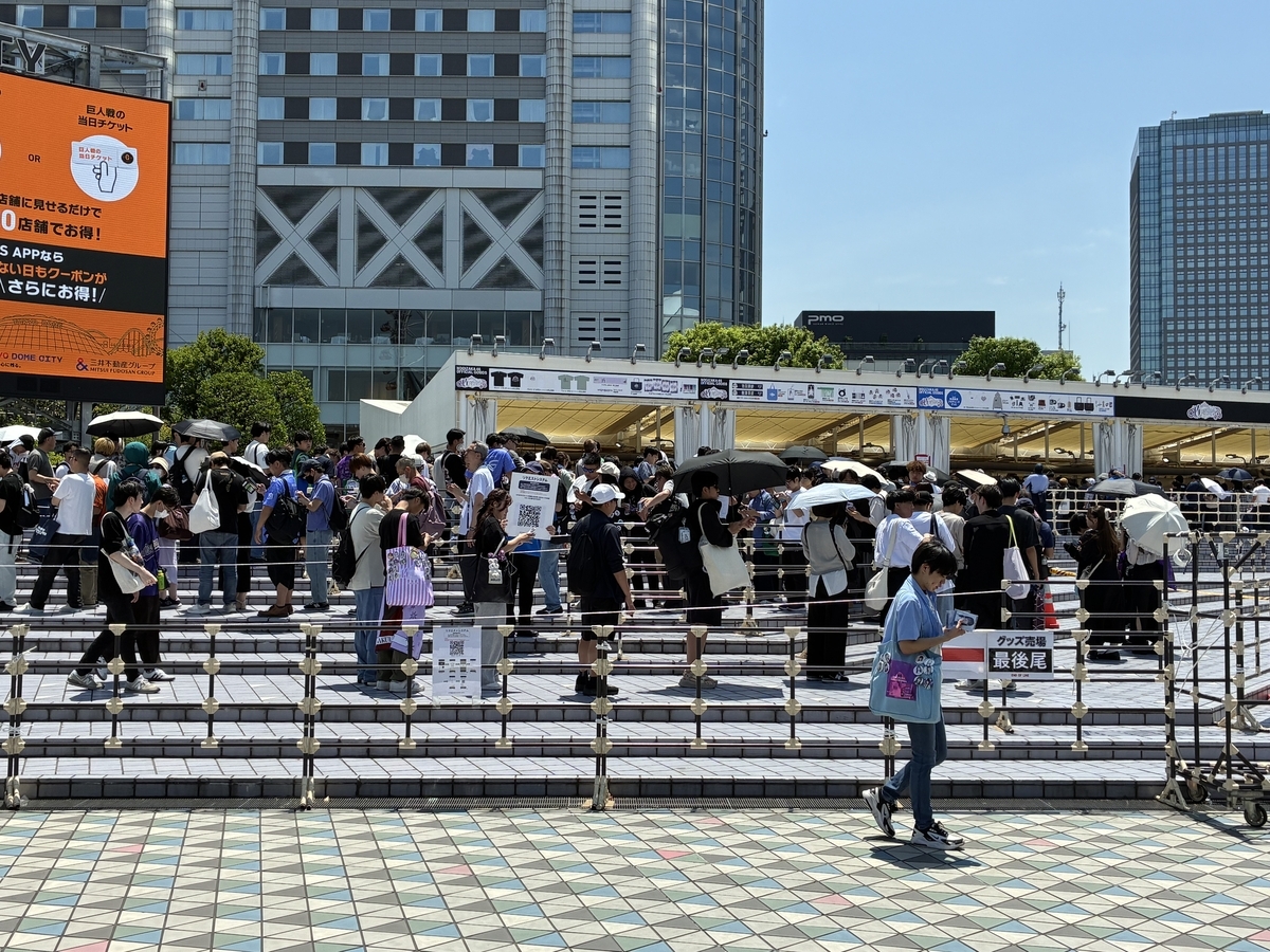 東京ドームで開催された乃木坂46 14th YEAR BIRTHDAY LIVE DAY2のグッズ売り場待機列の様子