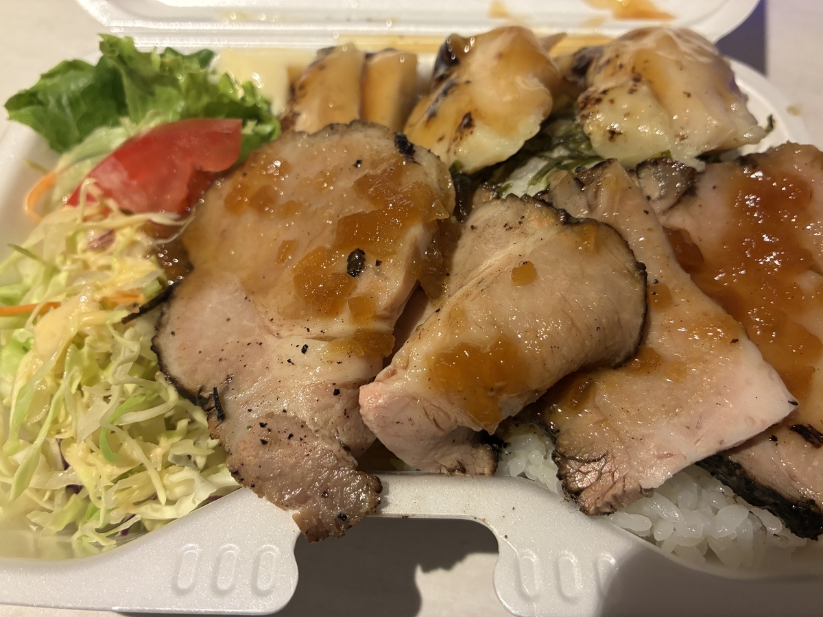 東京ドーム周辺のキッチンカーMockで購入したローストポークと鶏の照り焼き弁当