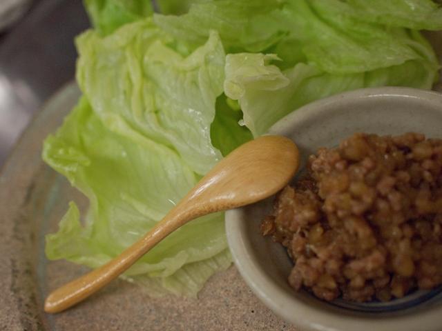 蕎麦そぼろレタス包み